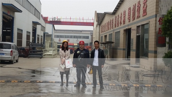 俄罗斯客户参观我厂搅拌机，并合照纪念